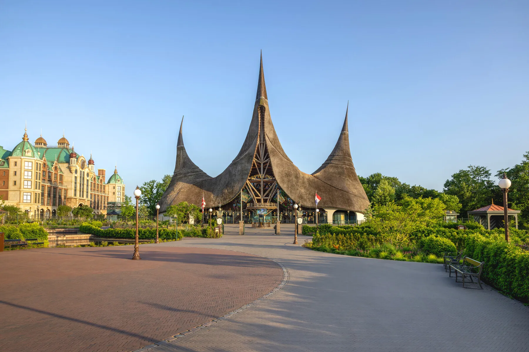 De sprookjesachtige entree van de Efteling onder een heldere blauwe lucht