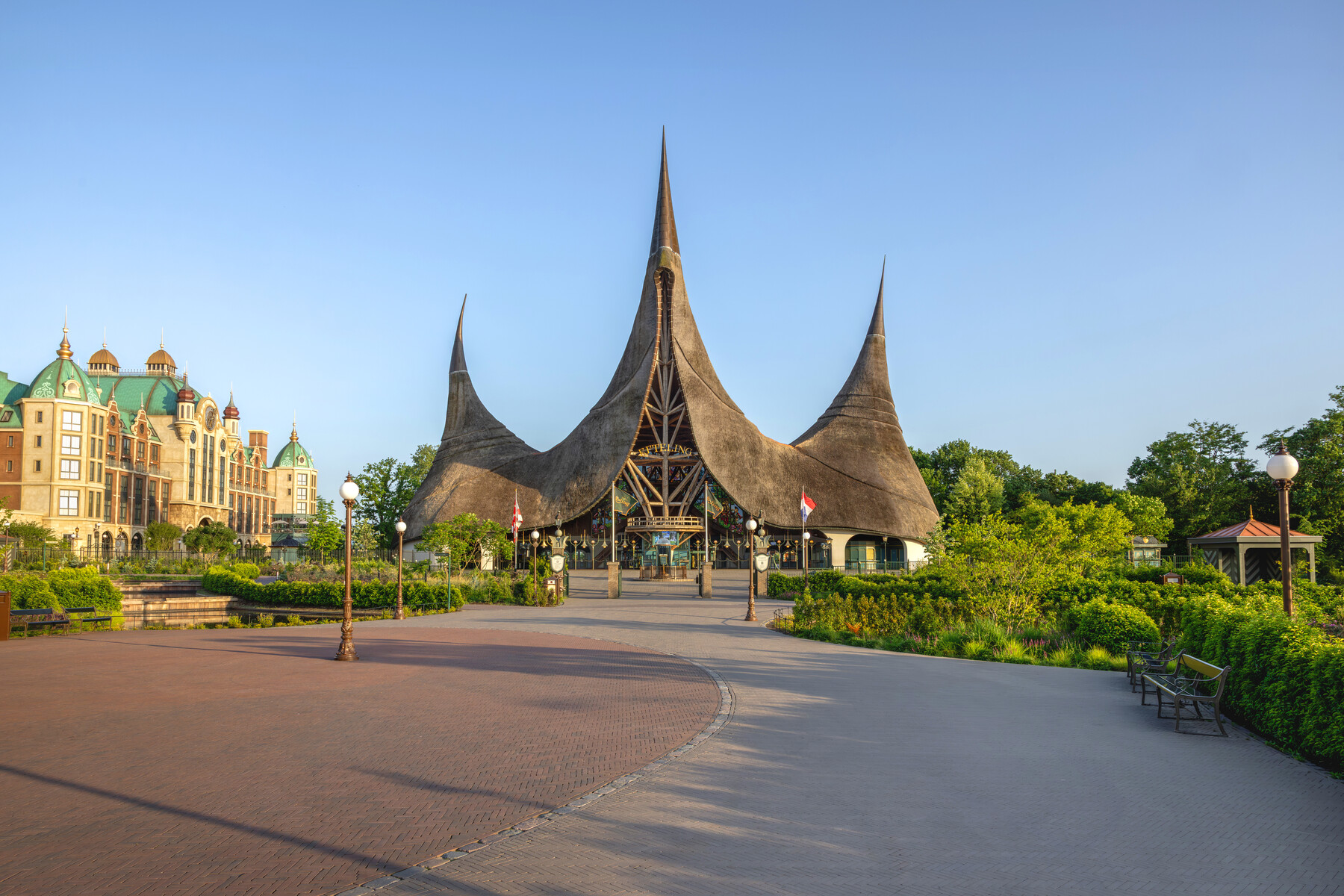 De sprookjesachtige entree van de Efteling onder een heldere blauwe lucht